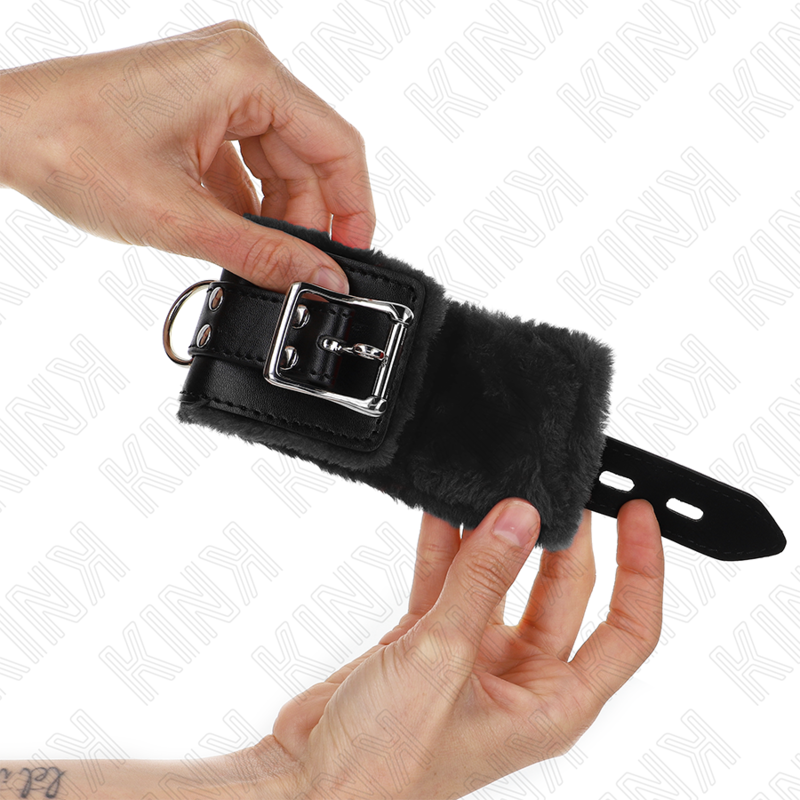KINK - ALGEMAS FORRADAS PRETAS COM CORREIA PRETA AJUSTÁVEL 20-29 CM X 5.5 CM