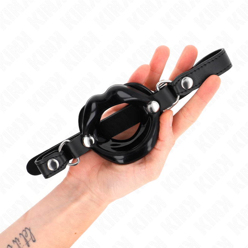 KINK - MORDAÇA LABIAL 8 CM COM CORREIA EM POLIPELE PRETA 63 x 2 CM AJUSTÁVEL 39-58 CM