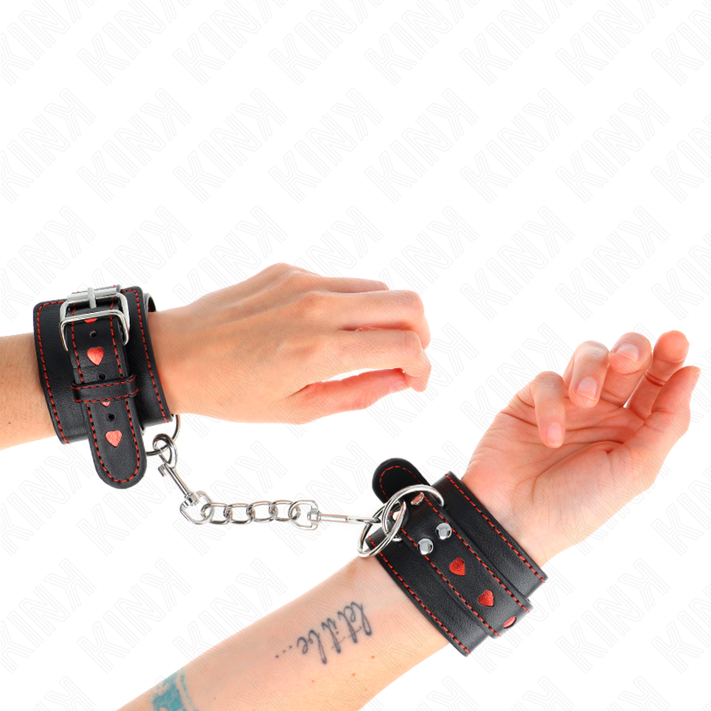 KINK - ALGEMAS PRETAS COM DETALHE DE CORAÇÃO VERMELHO AJUSTÁVEL 21-28 CM X 5.5 CM